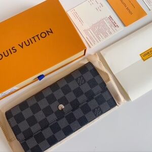 <AUTHENTIC>Louis Vuitton  wallet